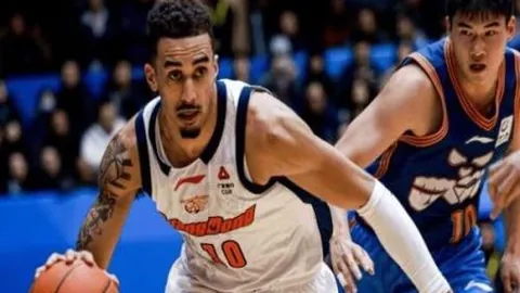 热刺球迷哀痛时分：主席列维离任，情感依托巨星陨落